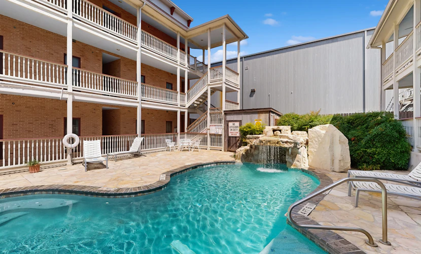 Gruene Riverfront 1st fl condo - pool & river access & walking distance to Gruene Hall