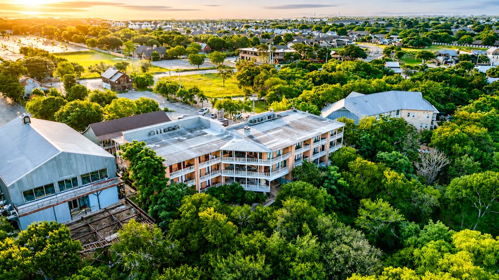 Gruene Envy – a first floor Poolside Condo with Guadalupe River Access