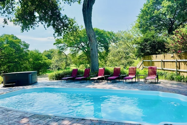 Idyllic waterfront getaway with private hot tub & deck views - near golf