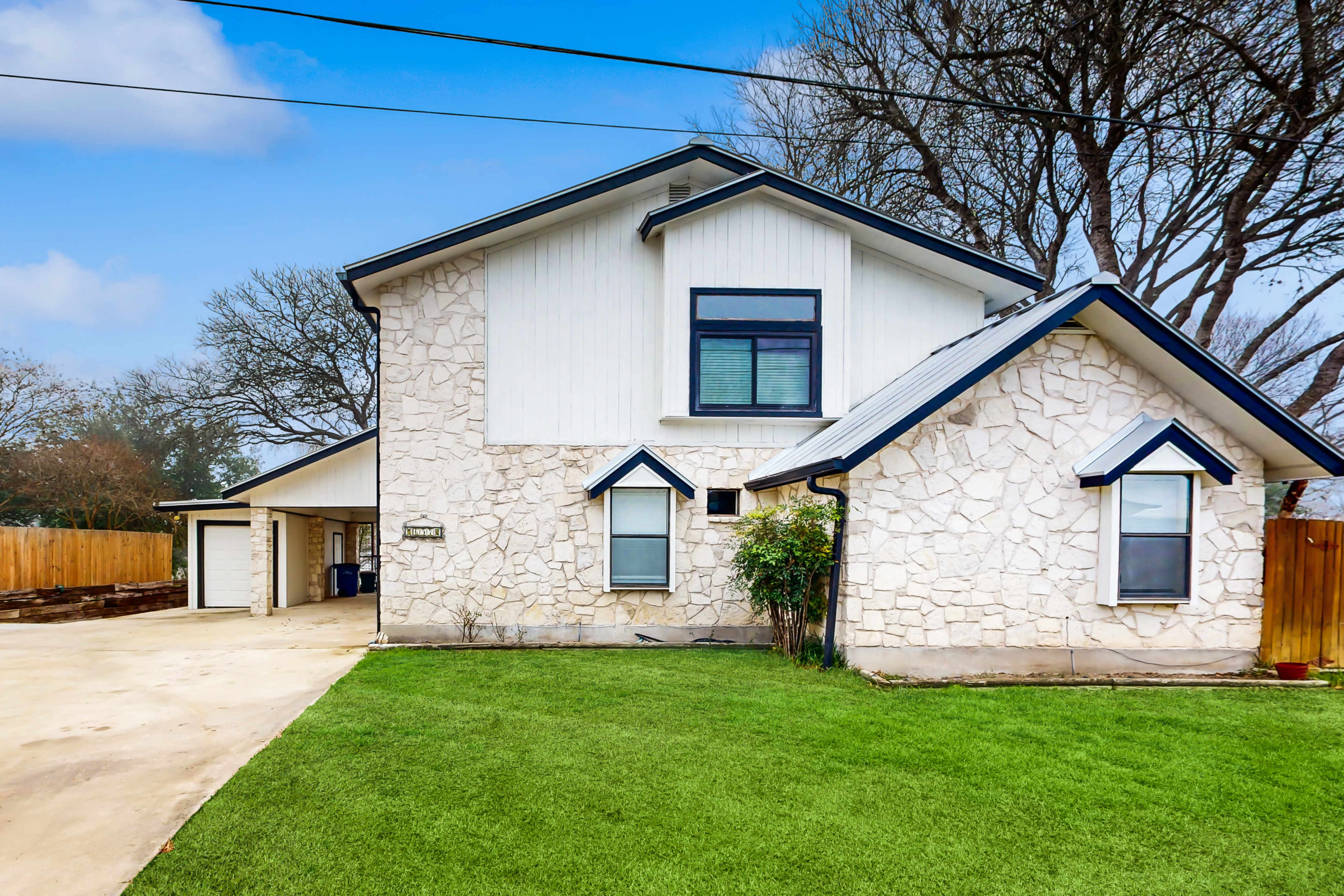 Idyllic waterfront getaway with private hot tub & deck views - near golf