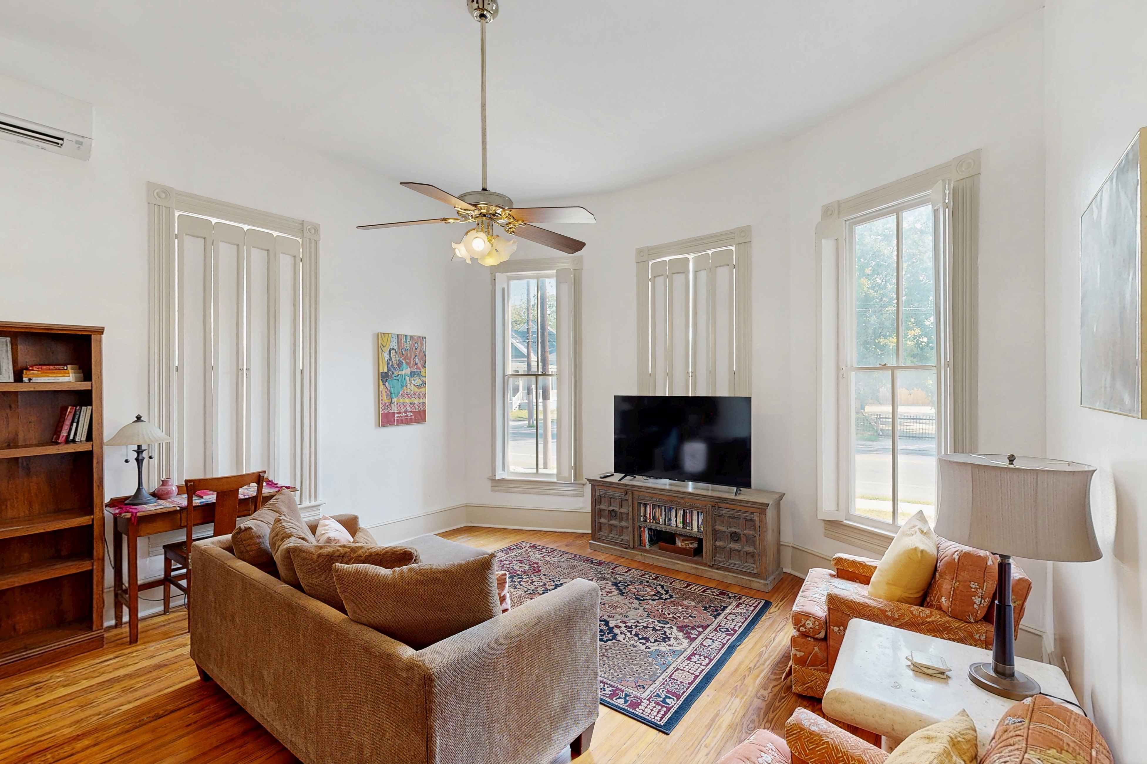 Downtown duplex with patio, enclosed backyard, washer/dryer, streaming, AC, WiFi