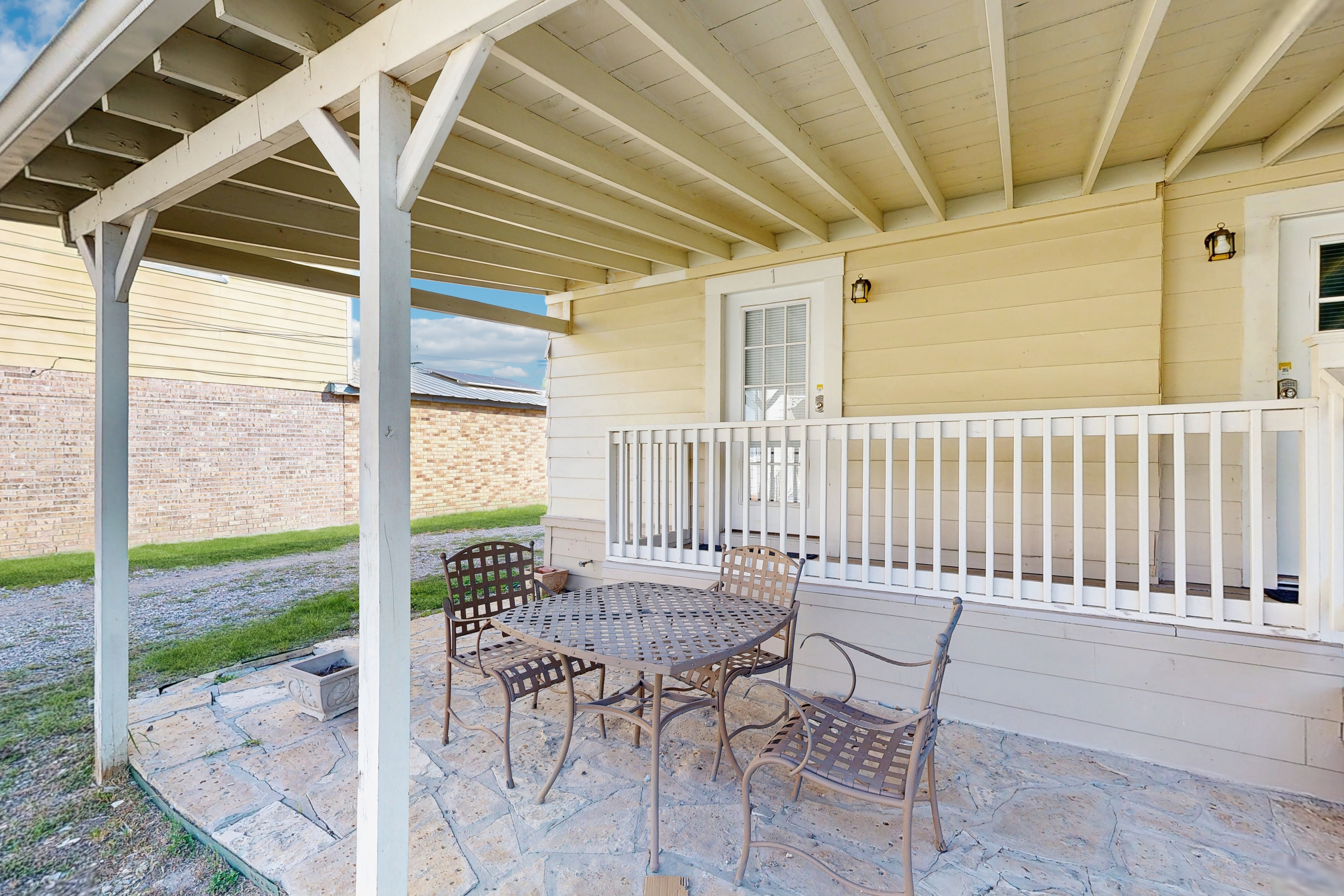 Downtown duplex with patio, enclosed backyard, washer/dryer, streaming, AC, WiFi