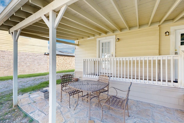 Downtown duplex with patio, enclosed backyard, washer/dryer, streaming, AC, WiFi