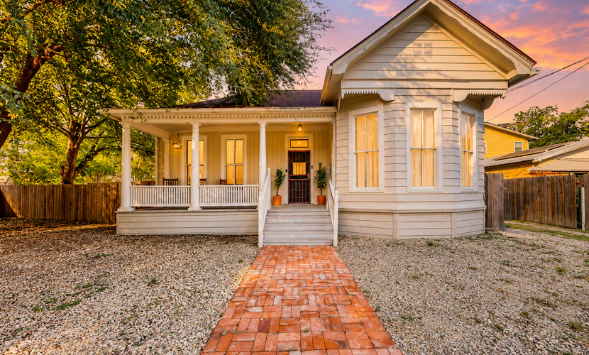 Downtown duplex with patio, enclosed backyard, washer/dryer, streaming, AC, WiFi