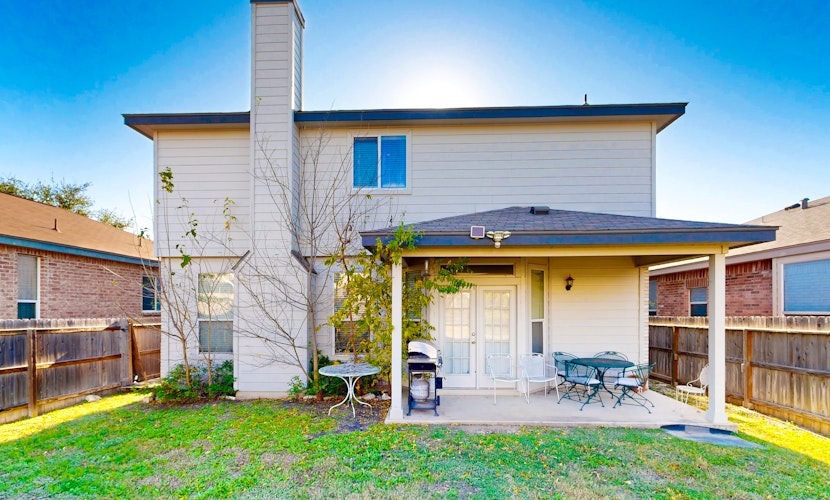 Charming family friendly home, enclosed backyard & 20 miles from San Antonio