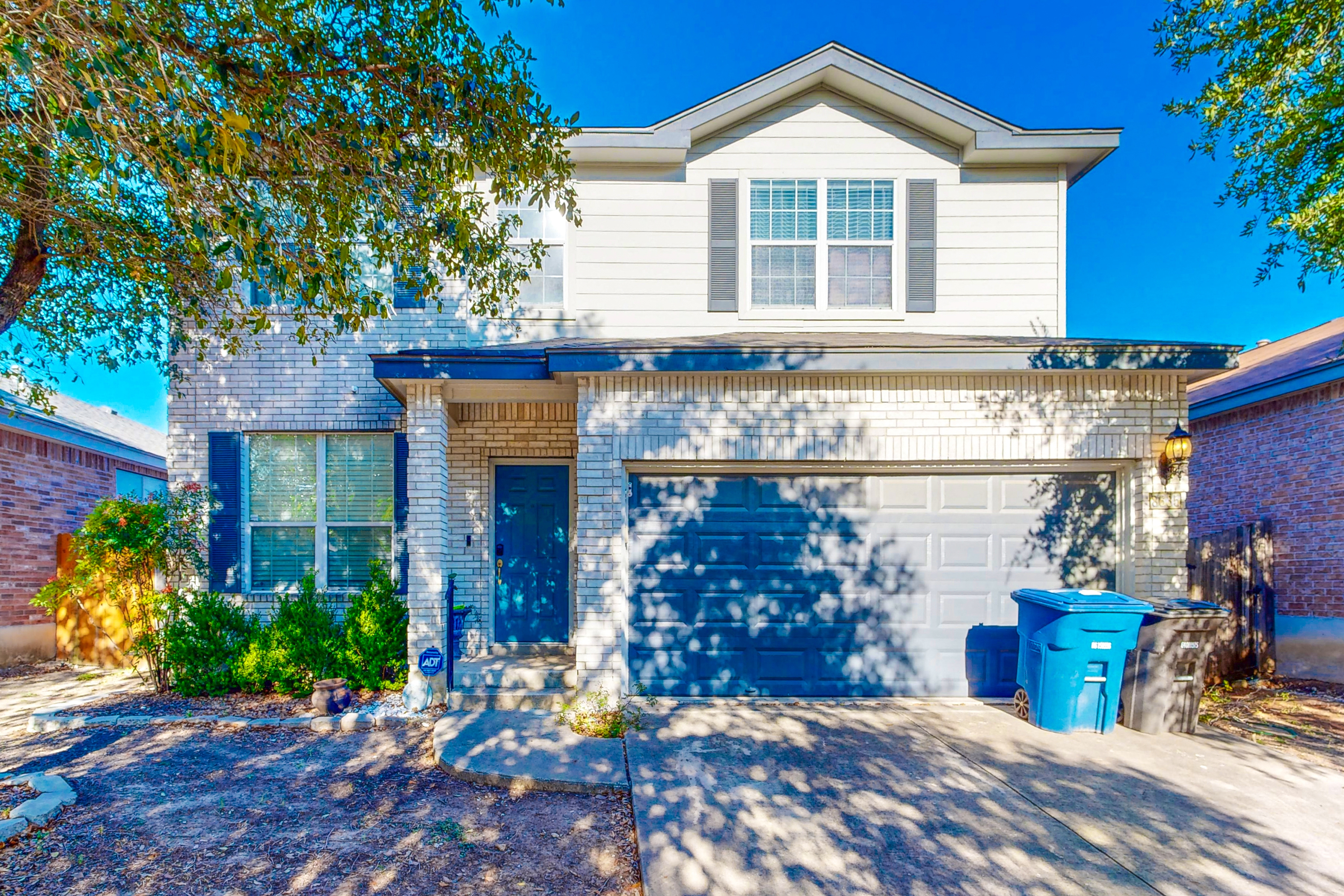 Charming family friendly home, enclosed backyard & 20 miles from San Antonio