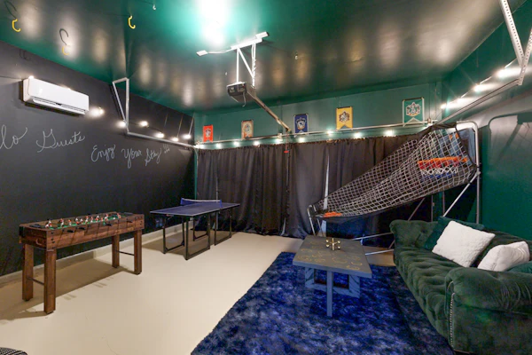 Charming family friendly home with Gameroom, enclosed backyard & 20 miles from San Antonio