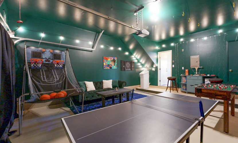 Charming family friendly home with Gameroom, enclosed backyard & 20 miles from San Antonio