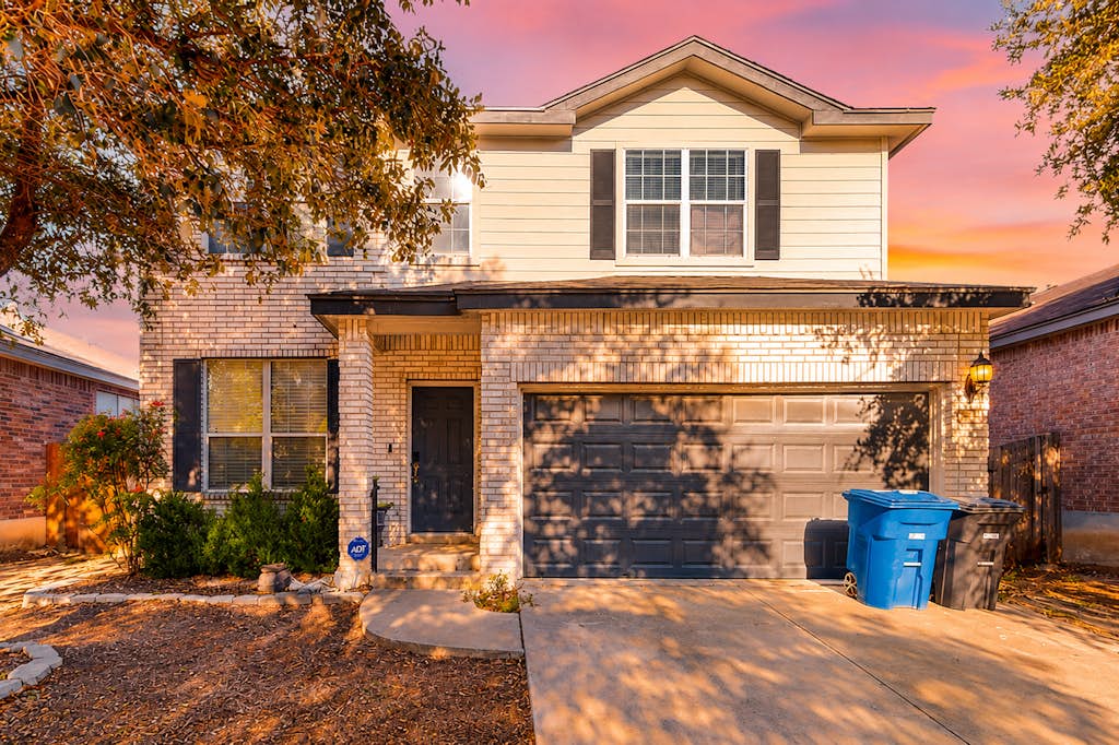Charming family friendly home with Gameroom, enclosed backyard & 20 miles from San Antonio