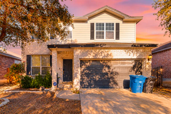Charming family friendly home with Gameroom, enclosed backyard & 20 miles from San Antonio