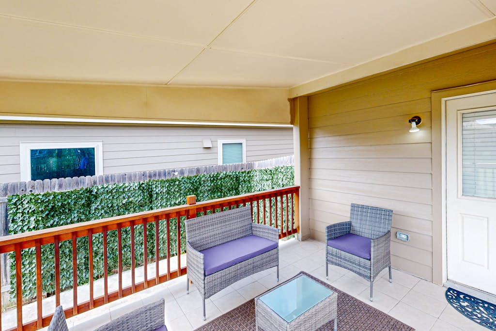 Spacious home with private yard, patio, grill, AC, & private W/D