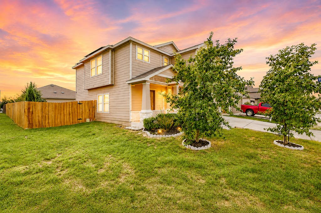 Spacious home with private yard, patio, grill, AC, & private W/D
