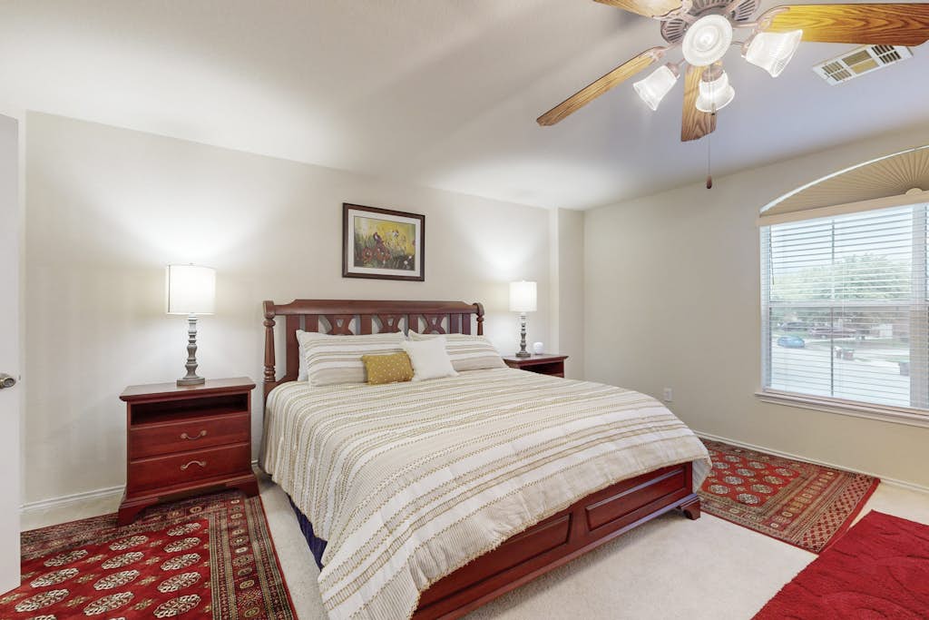 2-story house with back patio, grill, streaming, washer/dryer, & 2 living areas