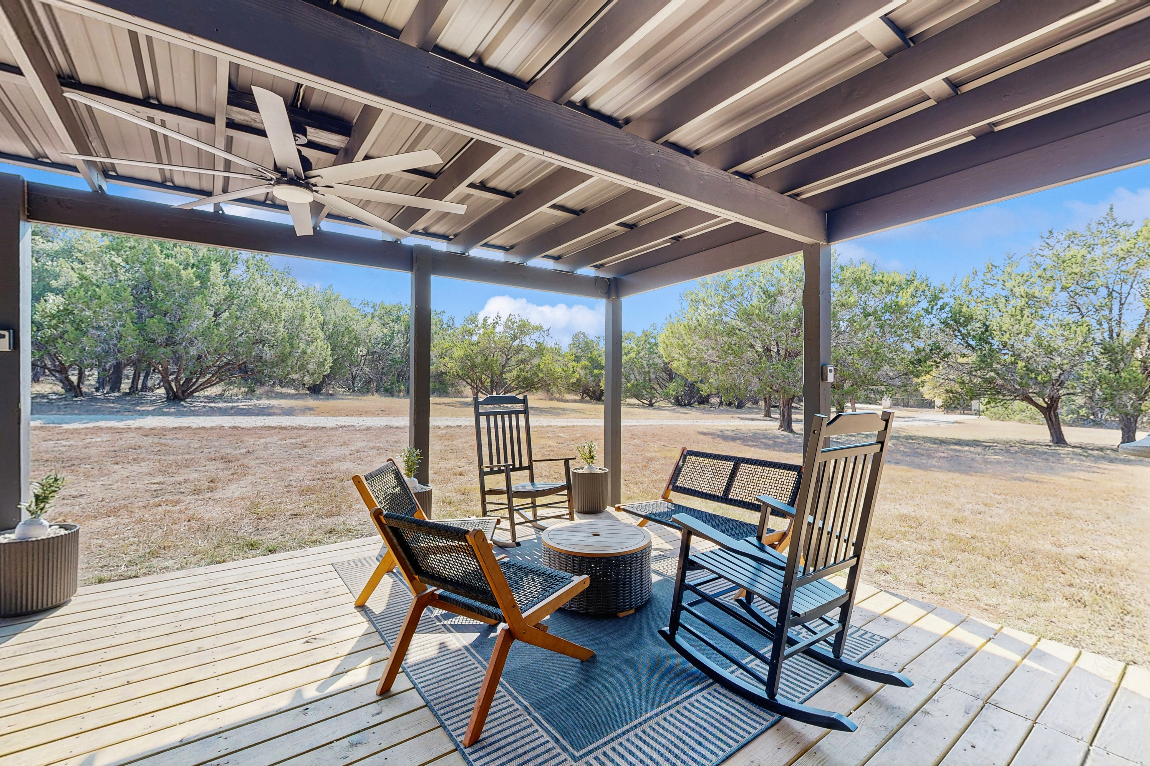 Modern Hill Country Tiny house with kitchen, WIFI, private patio and hot tub