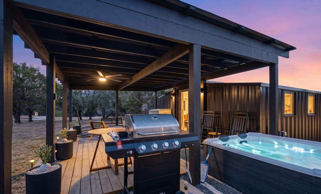 Modern Hill Country Tiny house with kitchen, WIFI, private patio and hot tub