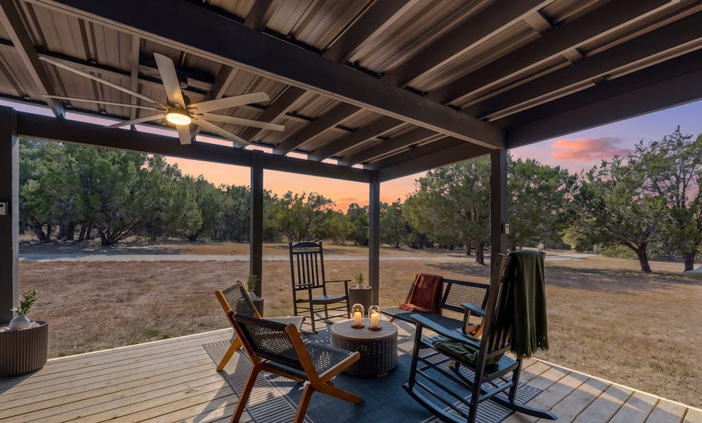 Modern Hill Country Tiny house with kitchen, WIFI, private patio and hot tub