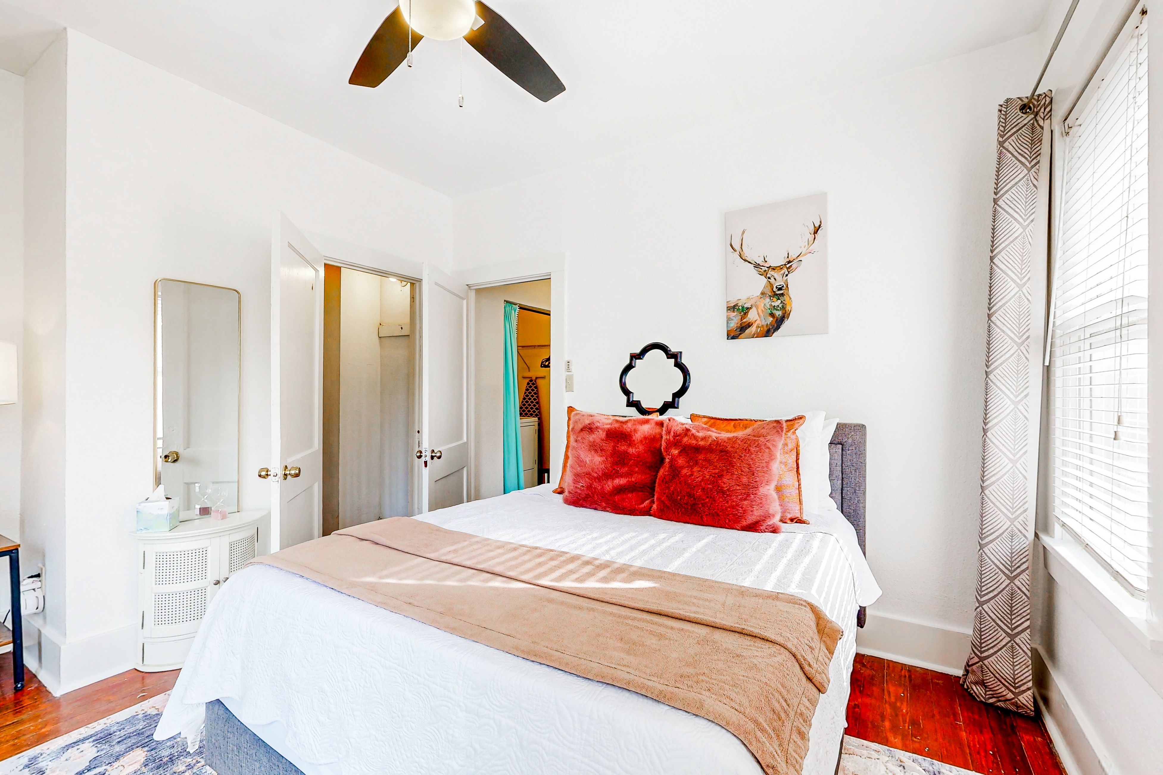 One bedroom cozy retreat by the Pearl and the vibrant St. Mary's