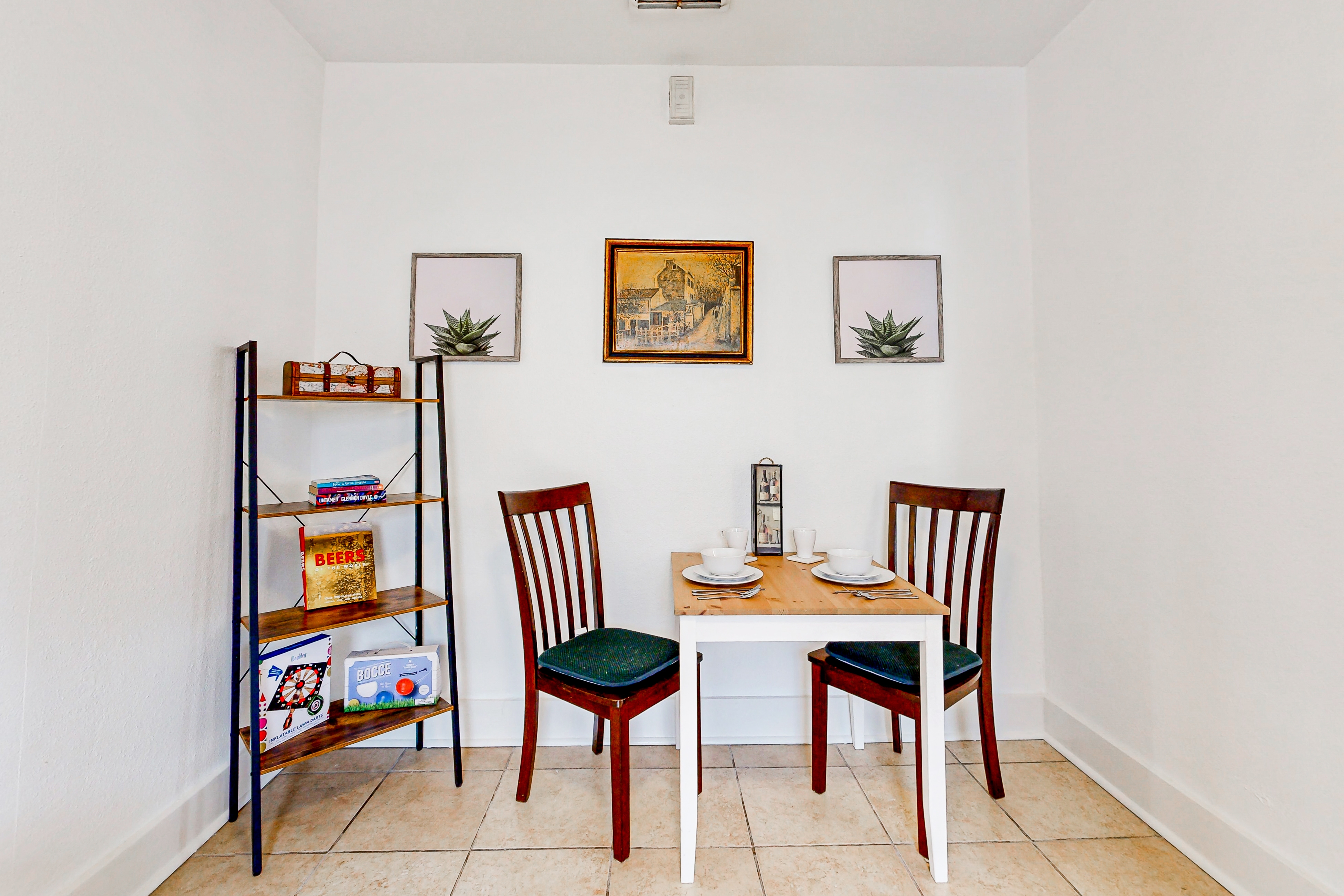 One bedroom cozy retreat by the Pearl and the vibrant St. Mary's