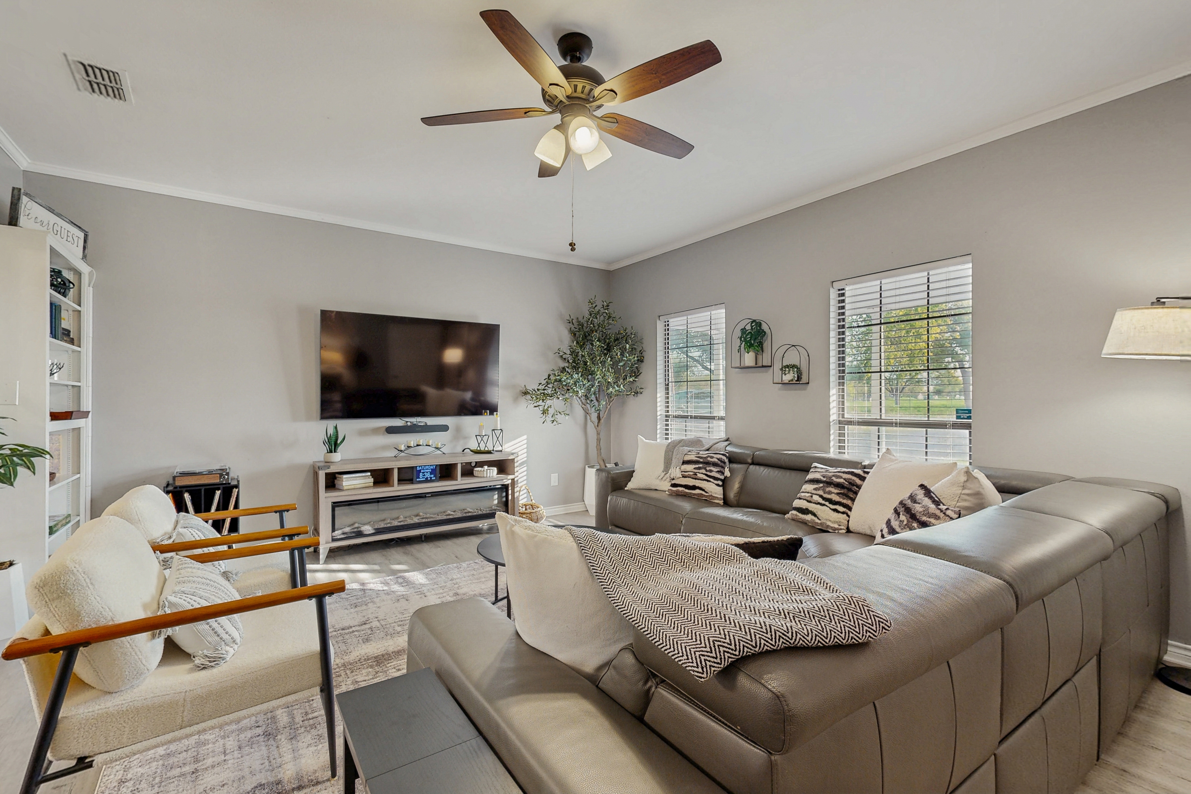 Stunning Rivrefront 3BR with Hot tub, water view!