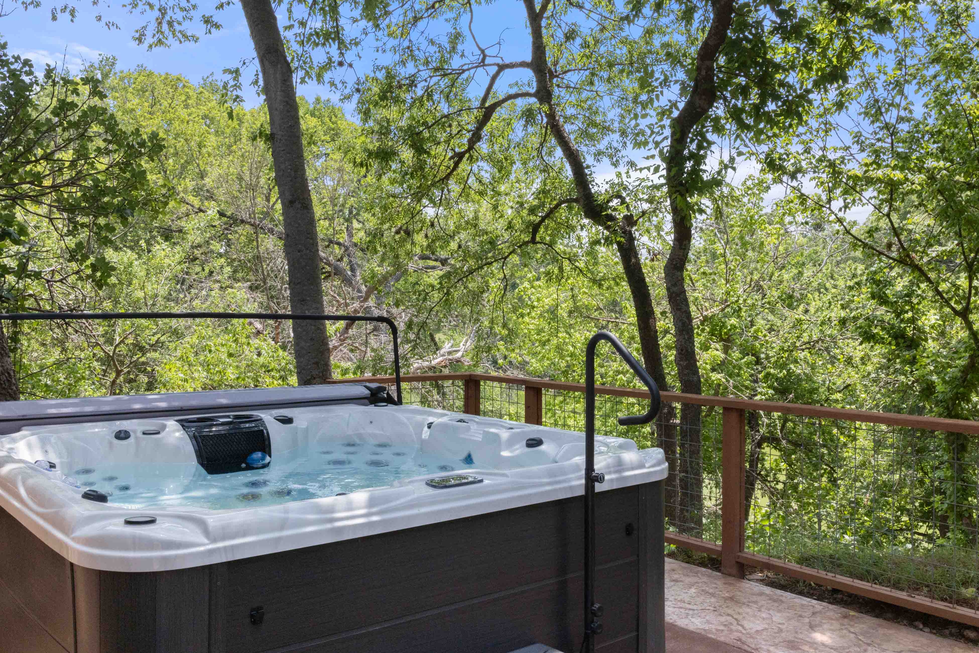 Stunning Rivrefront 3BR with Hot tub, water view!