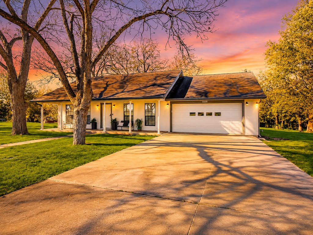 Stunning Rivrefront 3BR with Hot tub, water view!