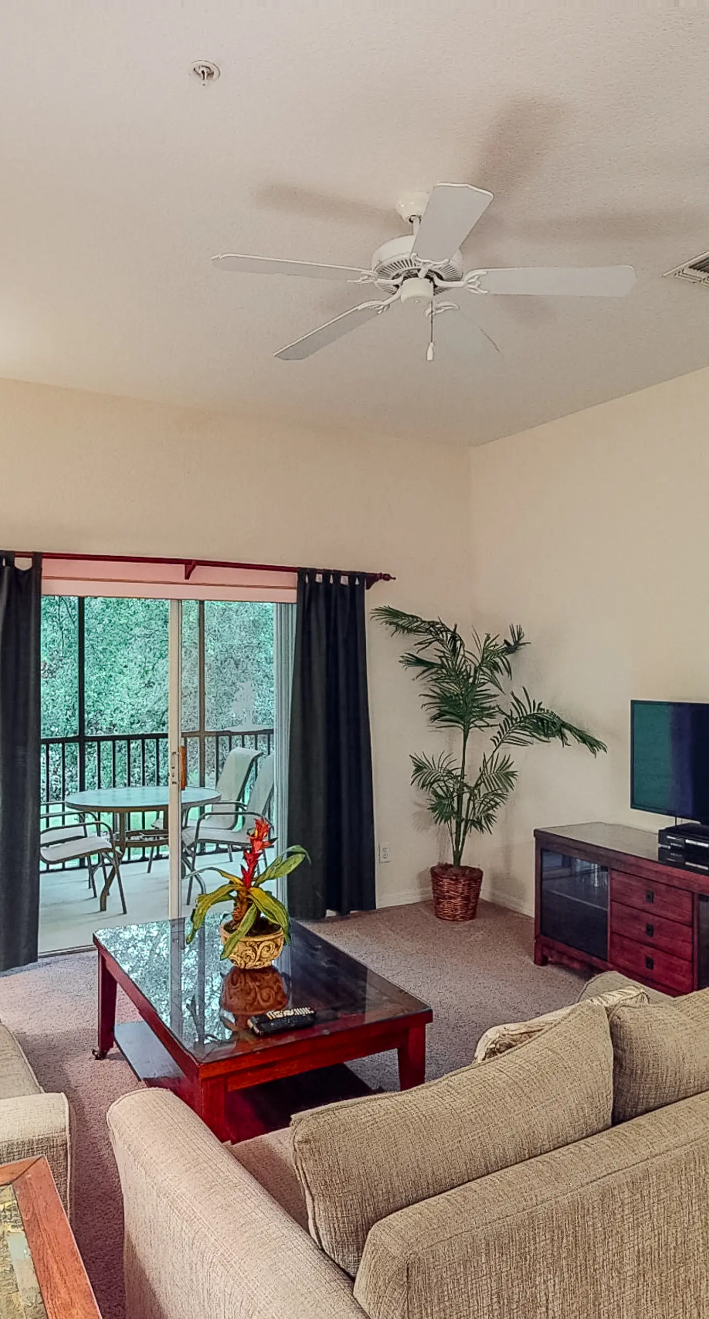 2nd floor condo w/ shared pools, basketball court, near theme parks, sauna, gym