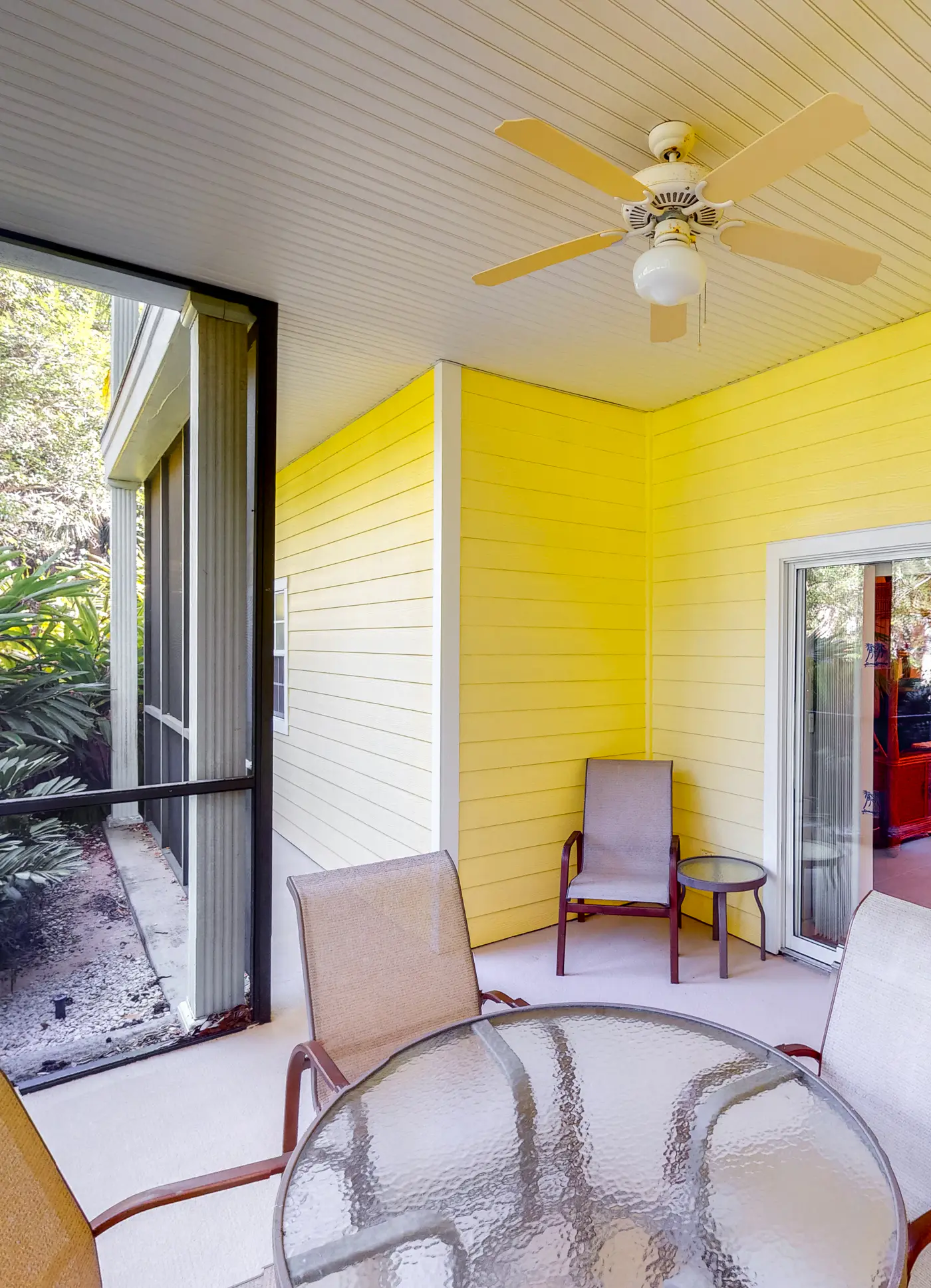 1st floor condo w/ patio, tennis court, sauna, basketball court