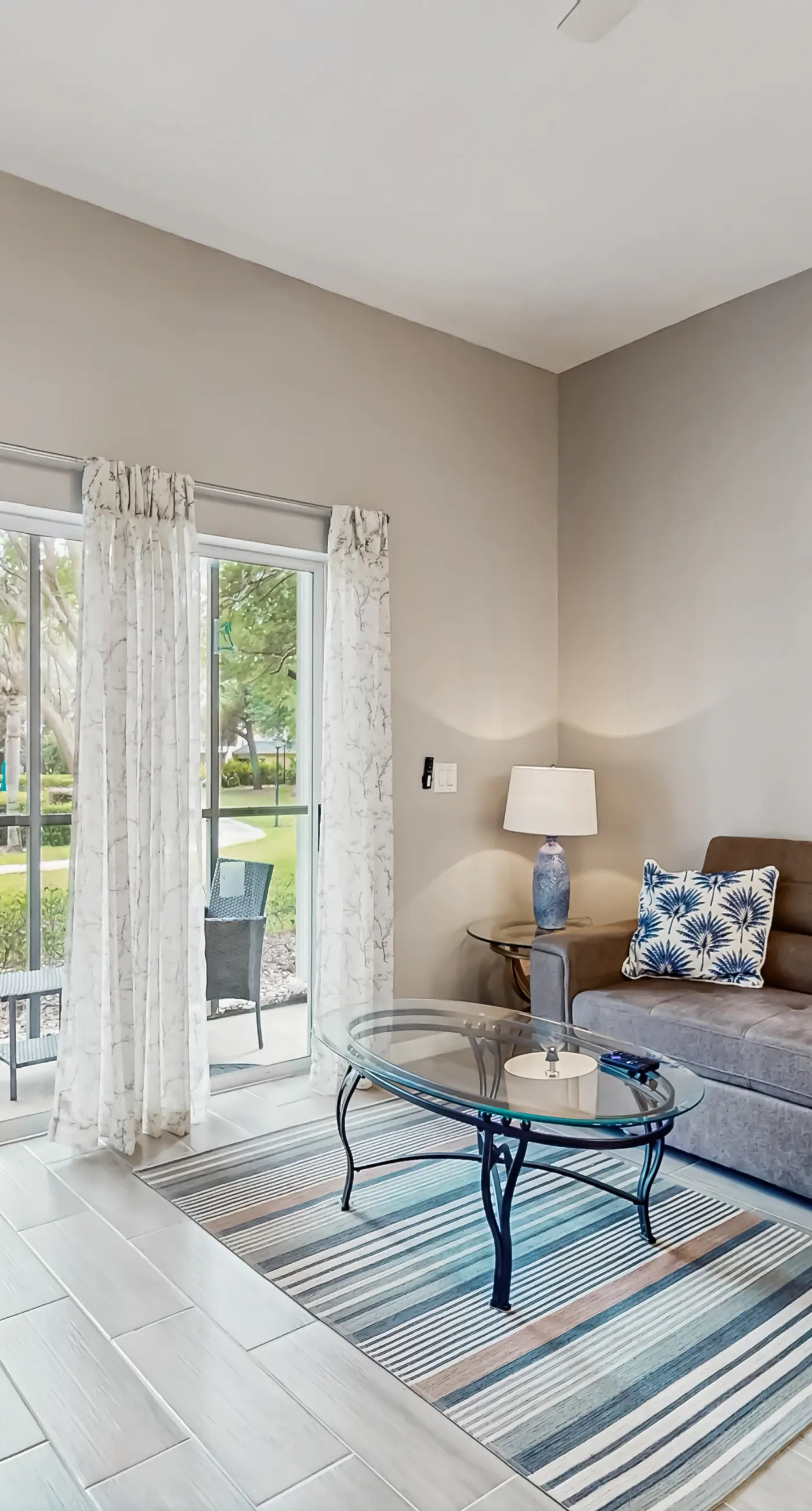 1st Floor Condo near theme parks, sauna, shared pools, basketball court, gym