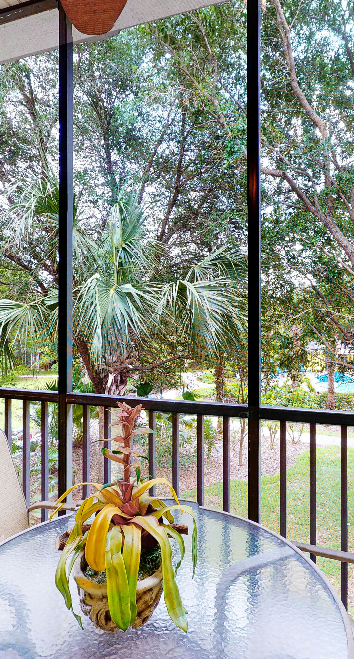 2nd floor condo w/ gym, near theme parks, shared pools, balcony, tennis court