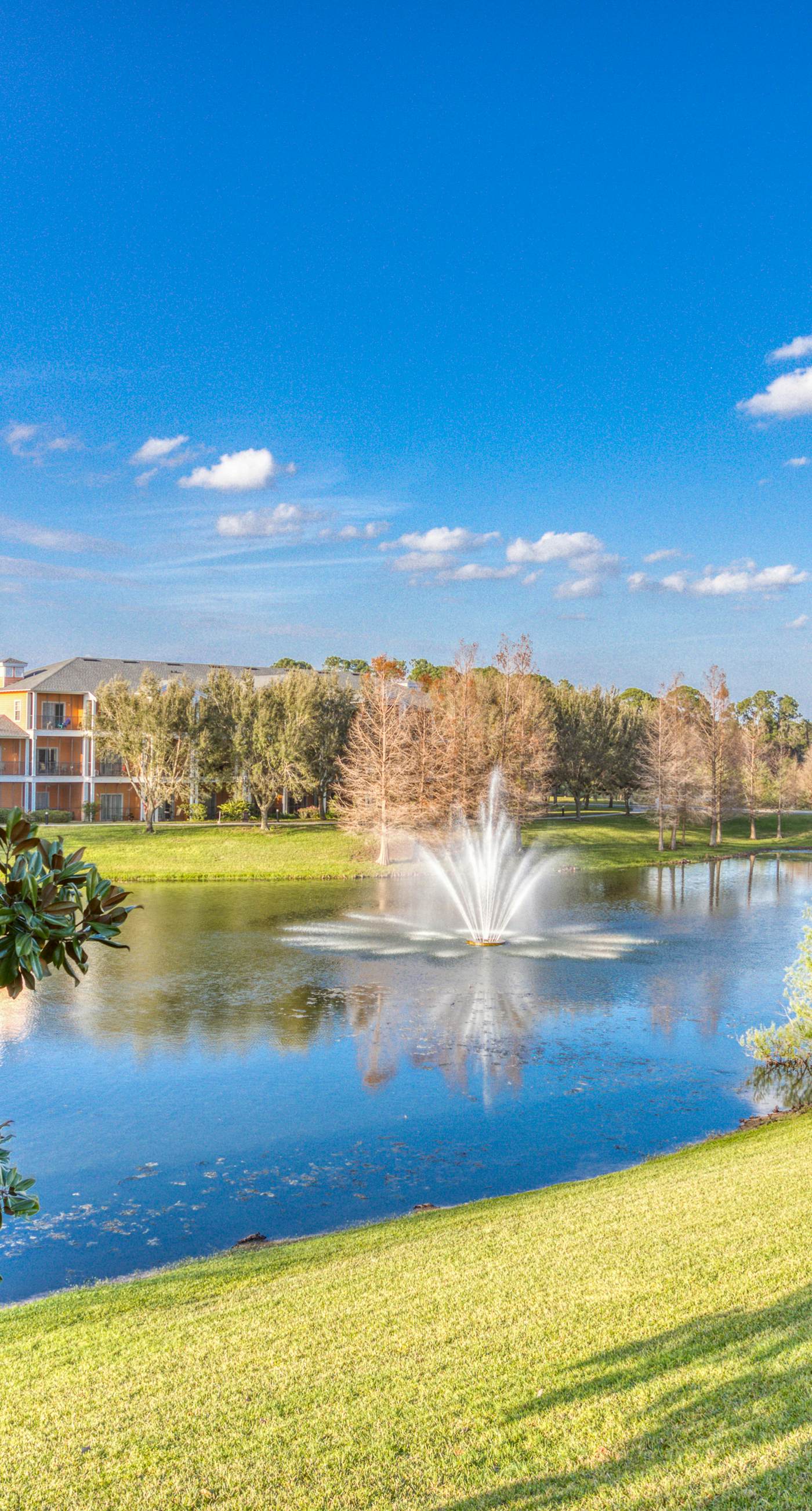 2nd floor condo w/ gym, near theme parks, shared pools, balcony, tennis court