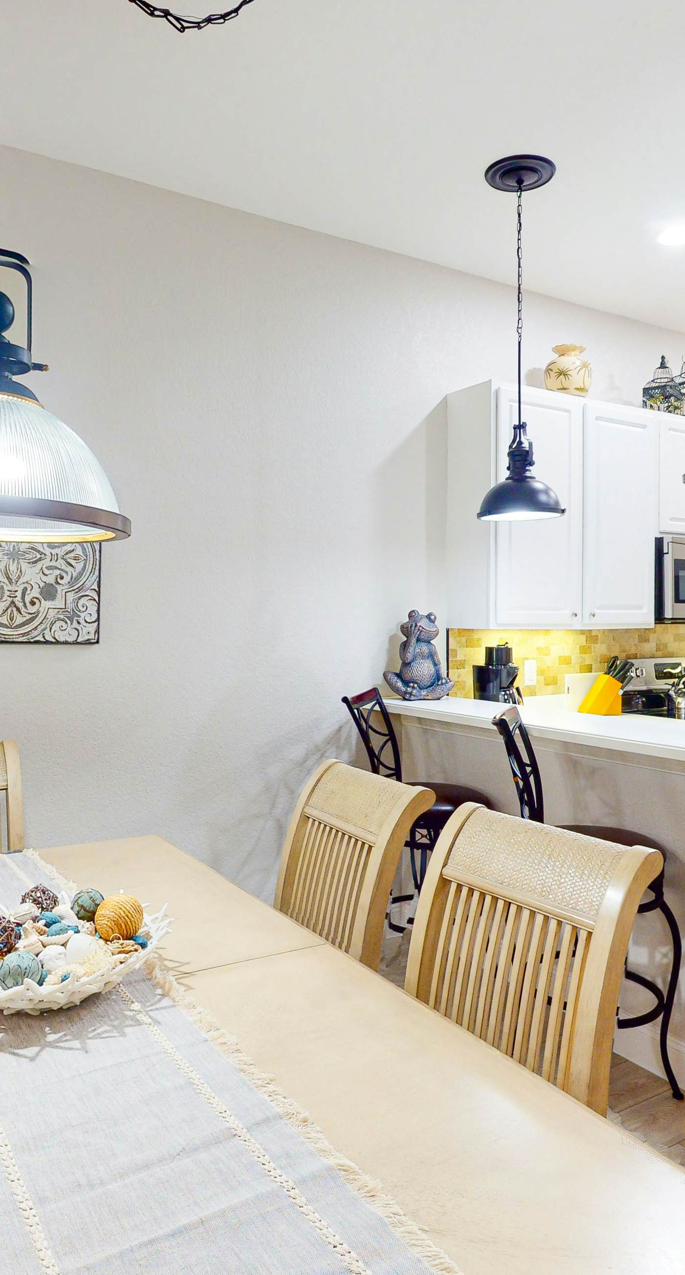 2nd floor condo w/ gym, near theme parks, shared pools, balcony, tennis court