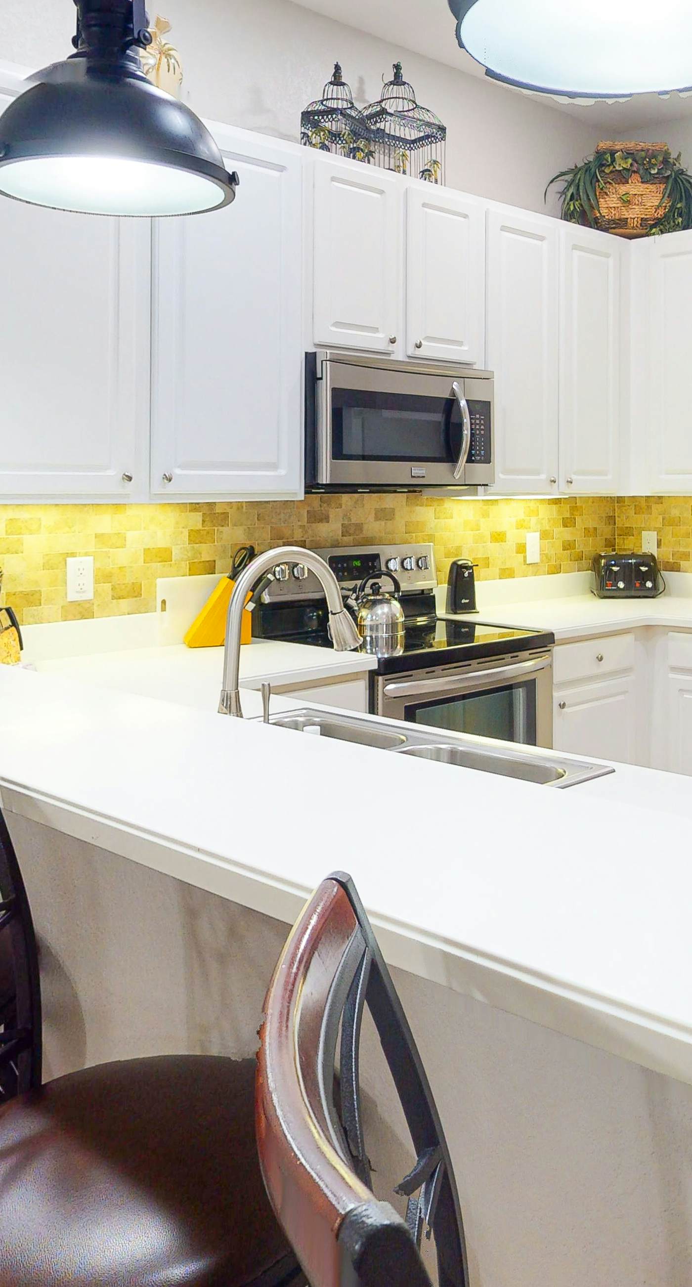 2nd floor condo w/ gym, near theme parks, shared pools, balcony, tennis court