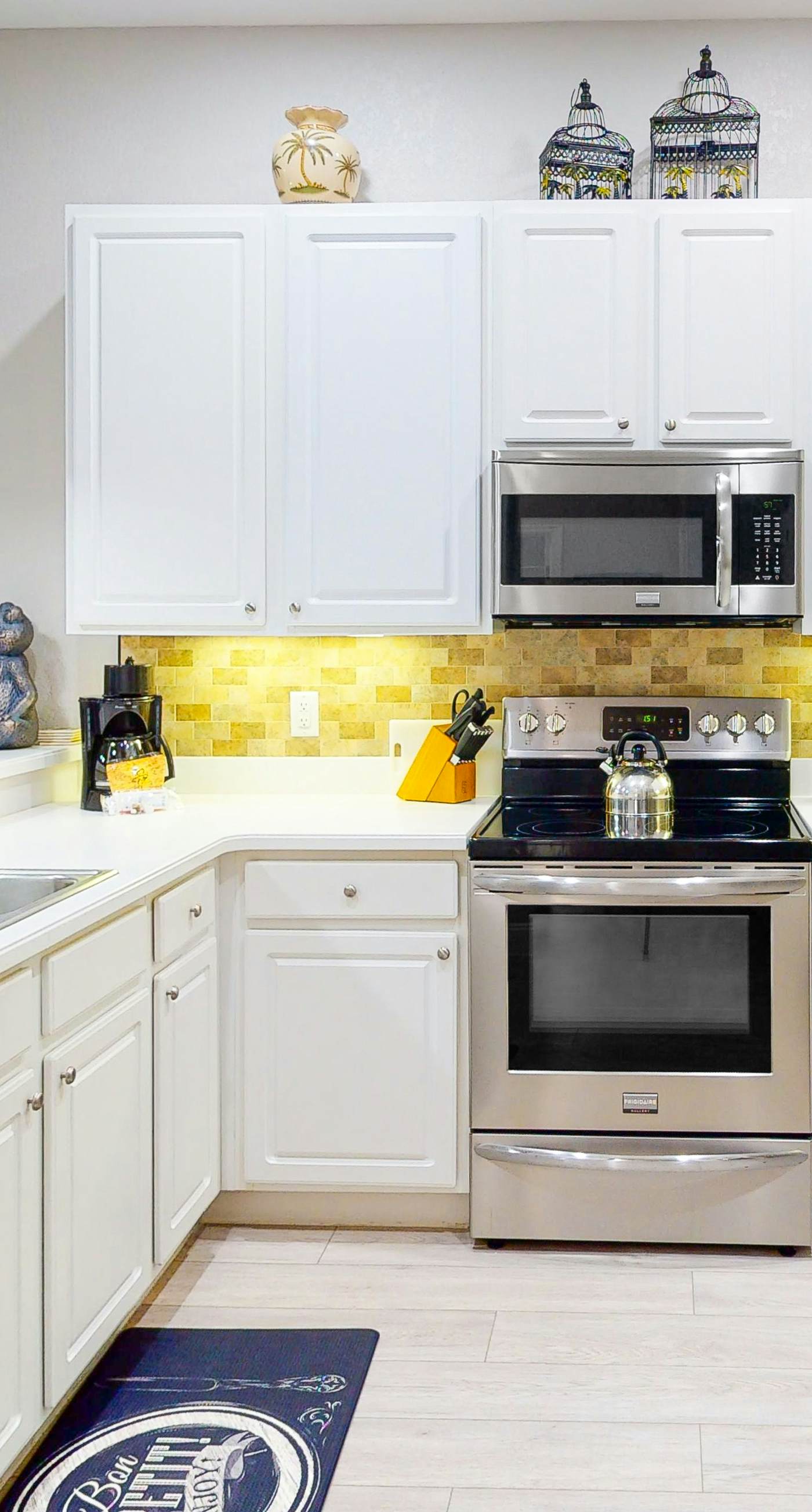 2nd floor condo w/ gym, near theme parks, shared pools, balcony, tennis court