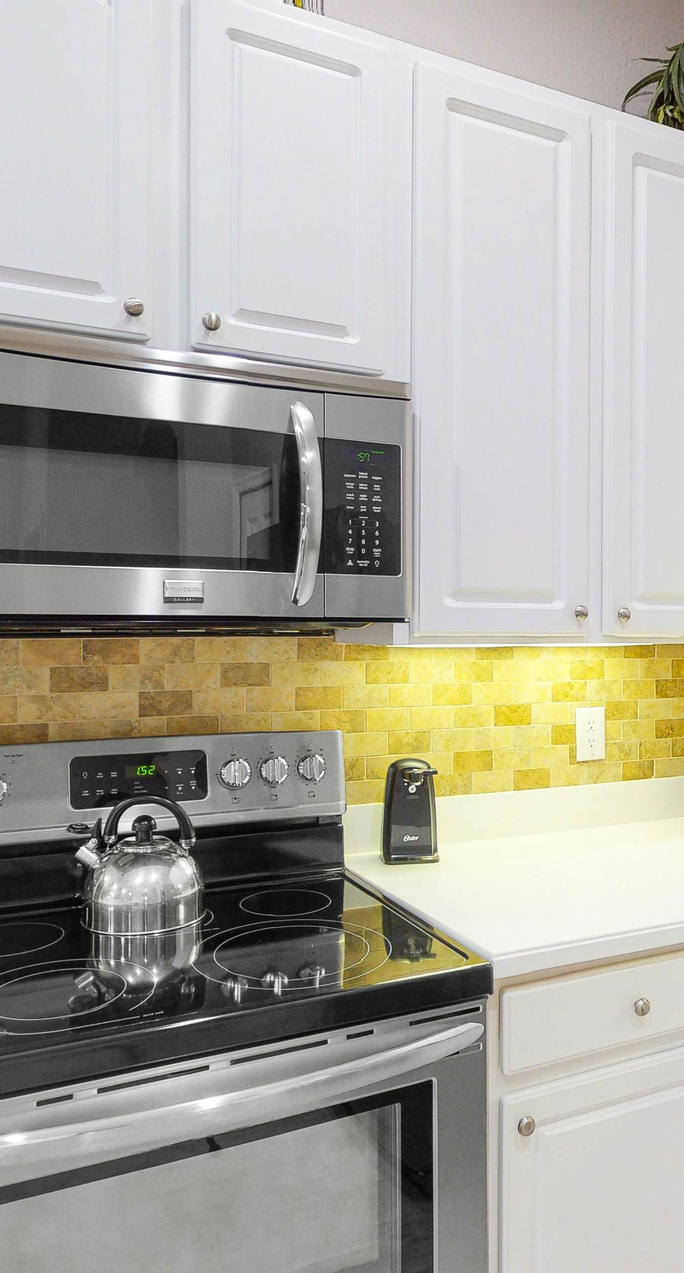 2nd floor condo w/ gym, near theme parks, shared pools, balcony, tennis court