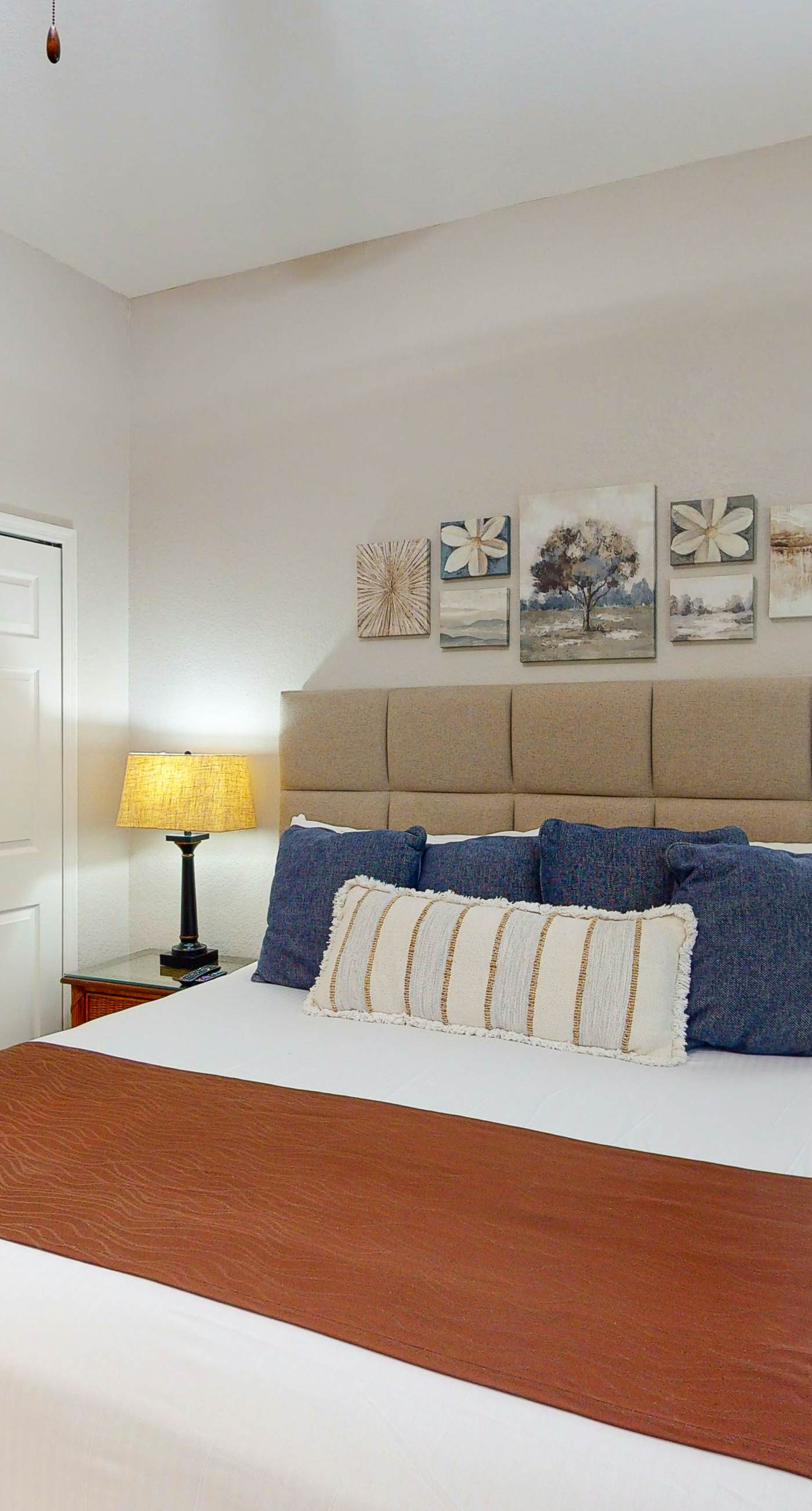 2nd floor condo w/ gym, near theme parks, shared pools, balcony, tennis court