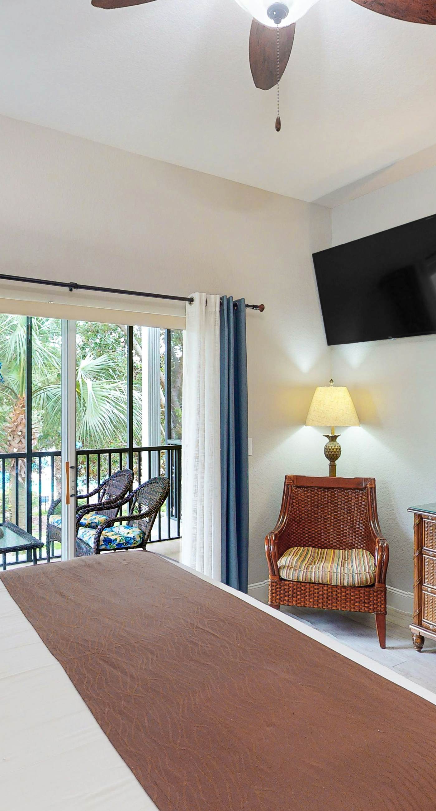 2nd floor condo w/ gym, near theme parks, shared pools, balcony, tennis court