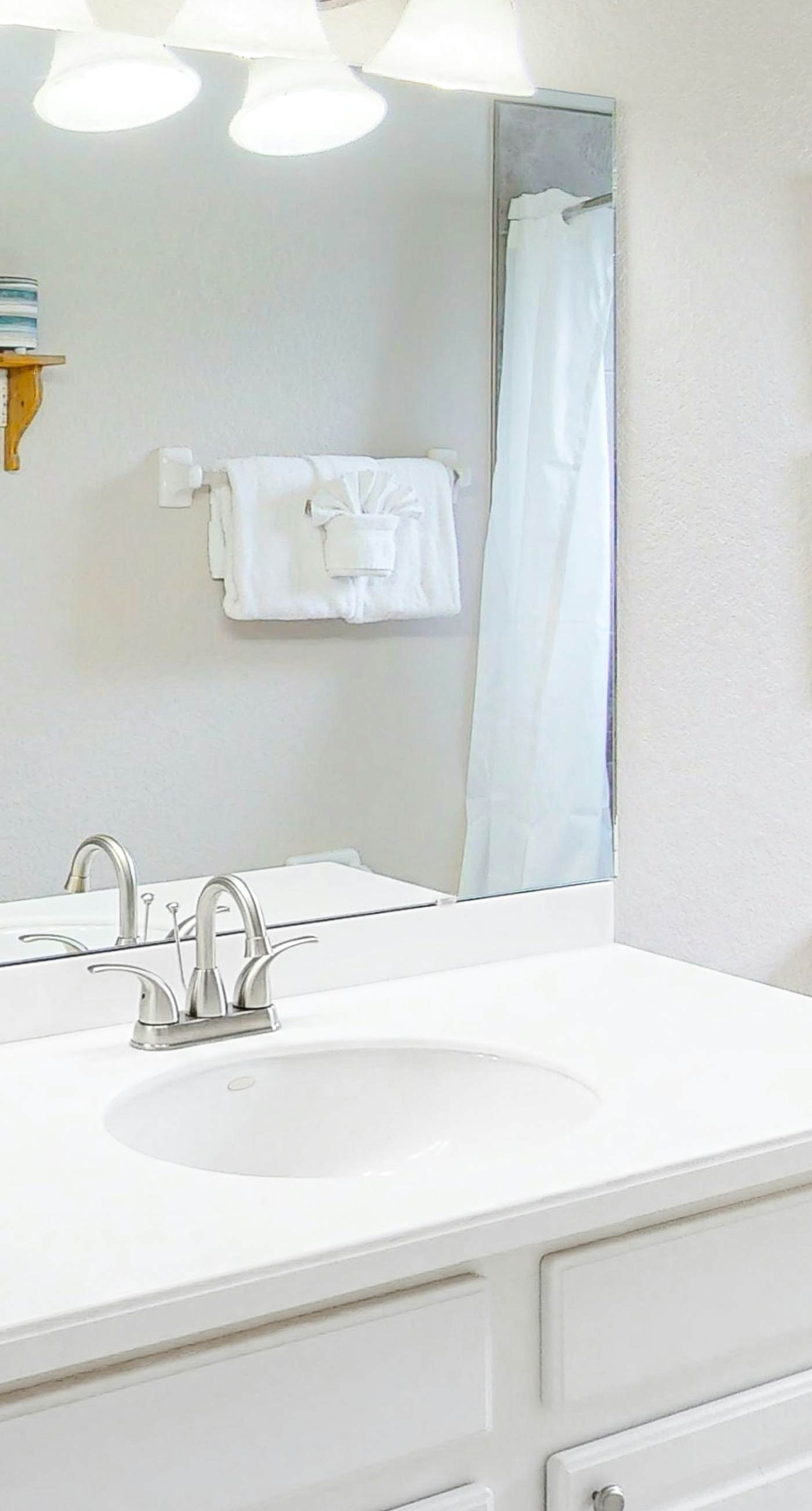 2nd floor condo w/ gym, near theme parks, shared pools, balcony, tennis court