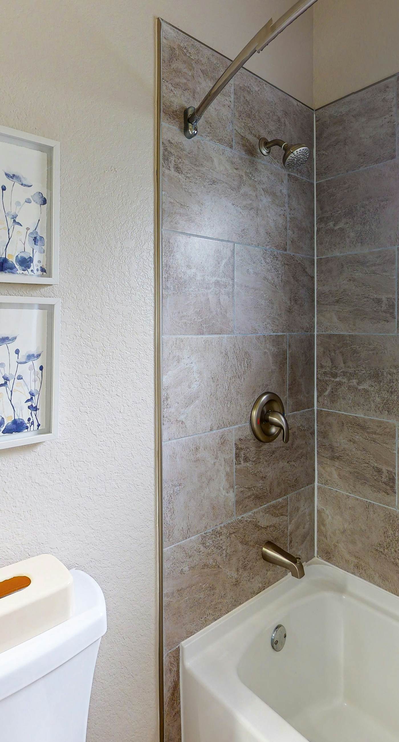 2nd floor condo w/ gym, near theme parks, shared pools, balcony, tennis court