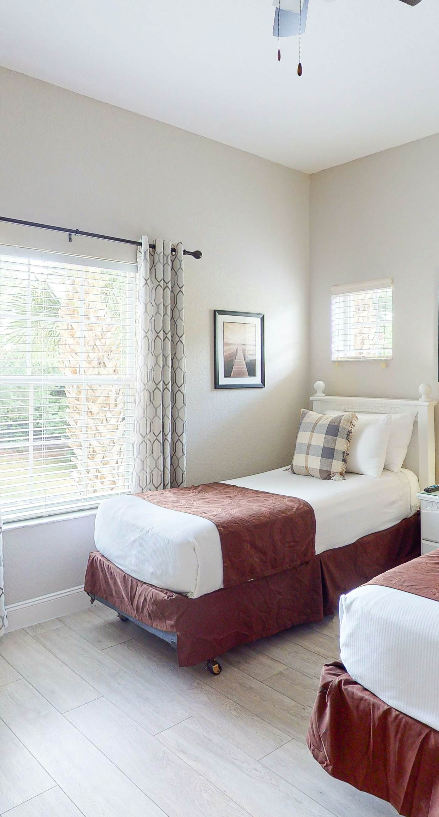 2nd floor condo w/ gym, near theme parks, shared pools, balcony, tennis court