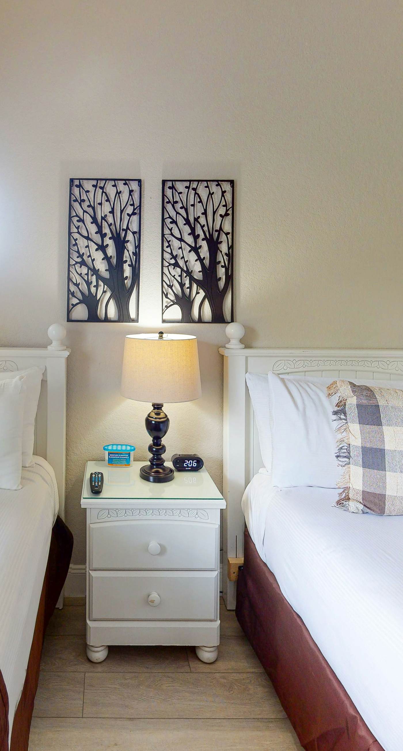 2nd floor condo w/ gym, near theme parks, shared pools, balcony, tennis court