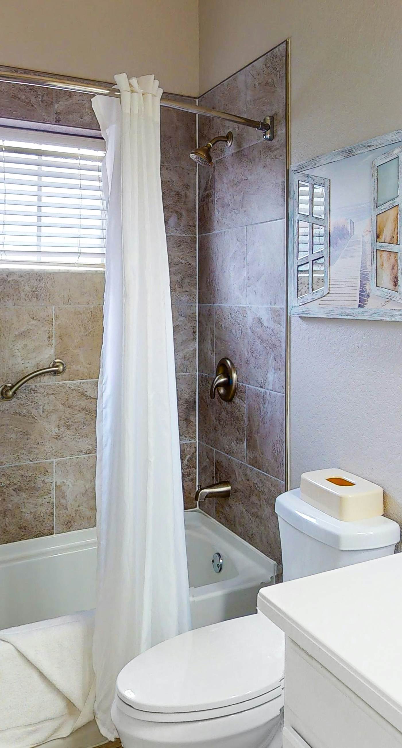 2nd floor condo w/ gym, near theme parks, shared pools, balcony, tennis court