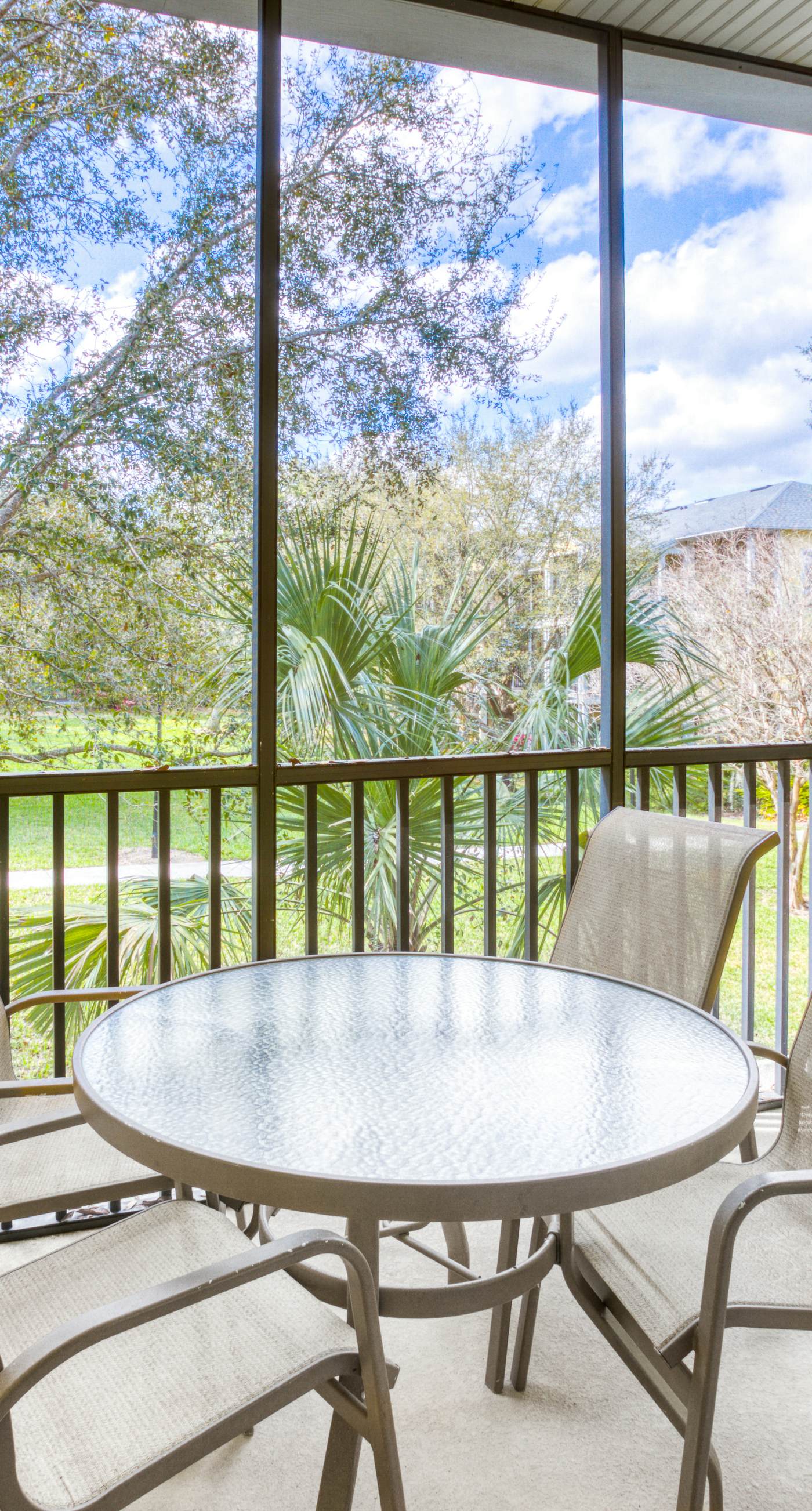 2nd floor condo w/ gym, near theme parks, shared pools, balcony, tennis court