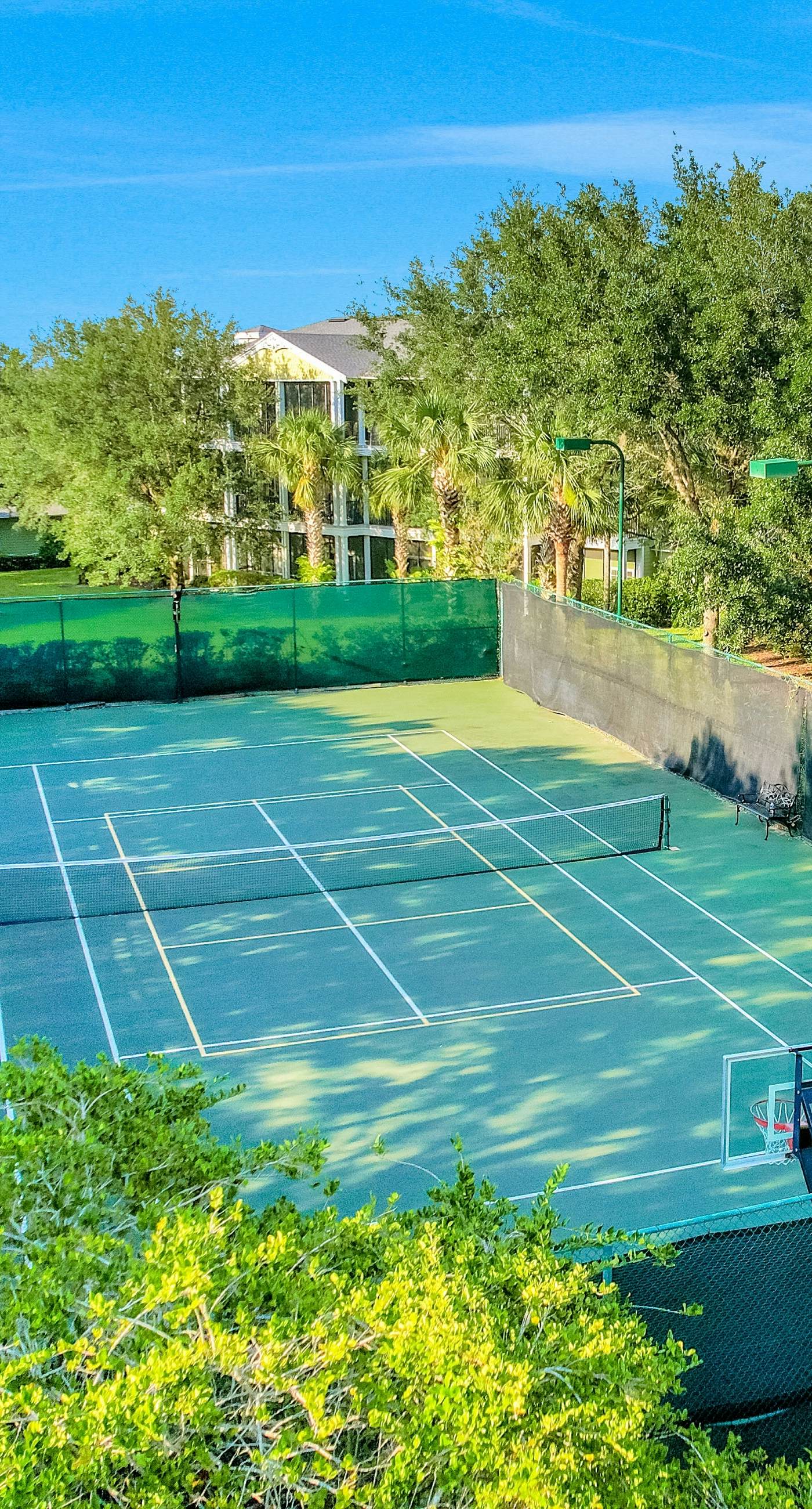 2nd floor condo w/ gym, near theme parks, shared pools, balcony, tennis court