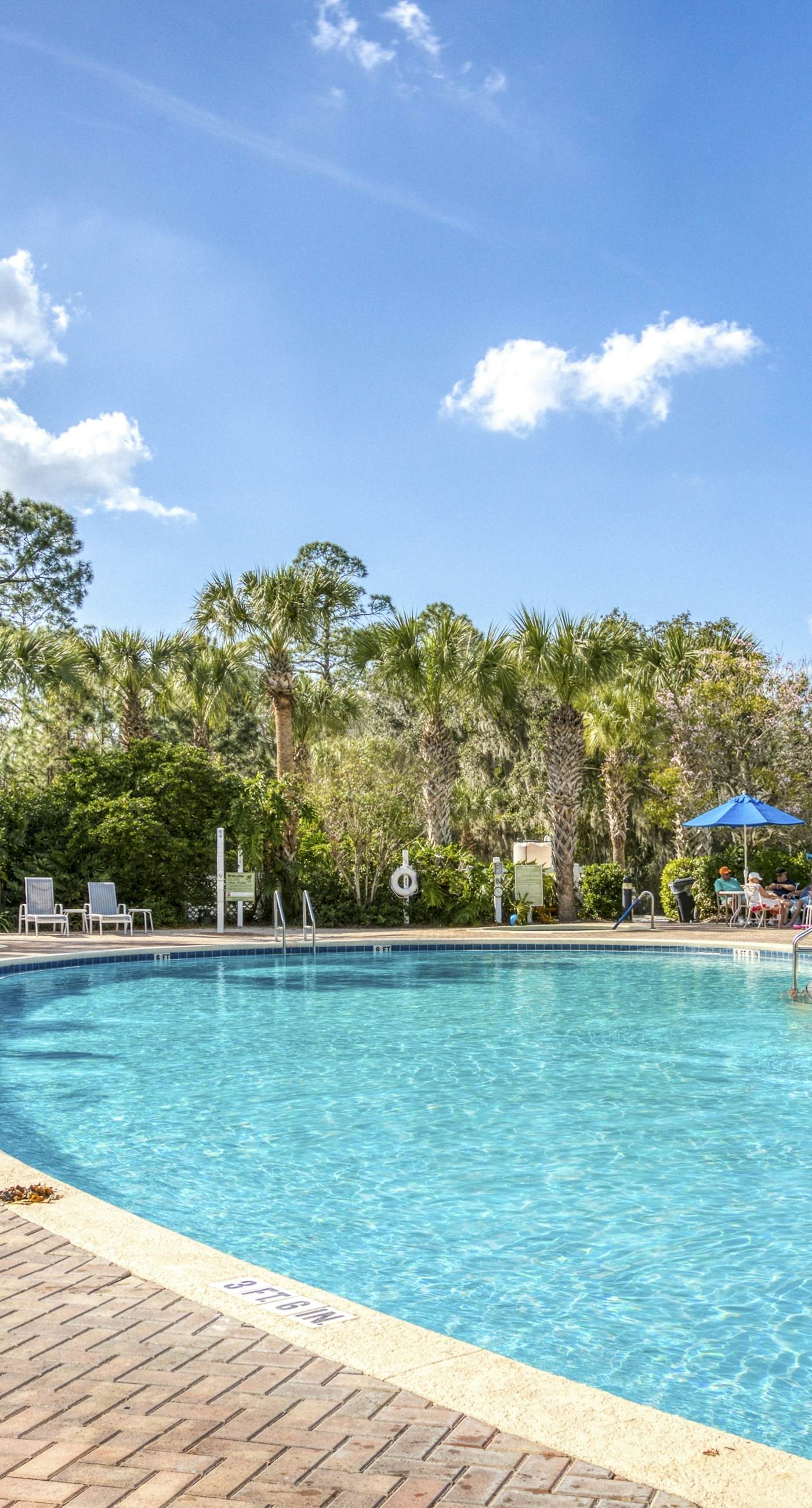 2nd floor condo w/ gym, near theme parks, shared pools, balcony, tennis court