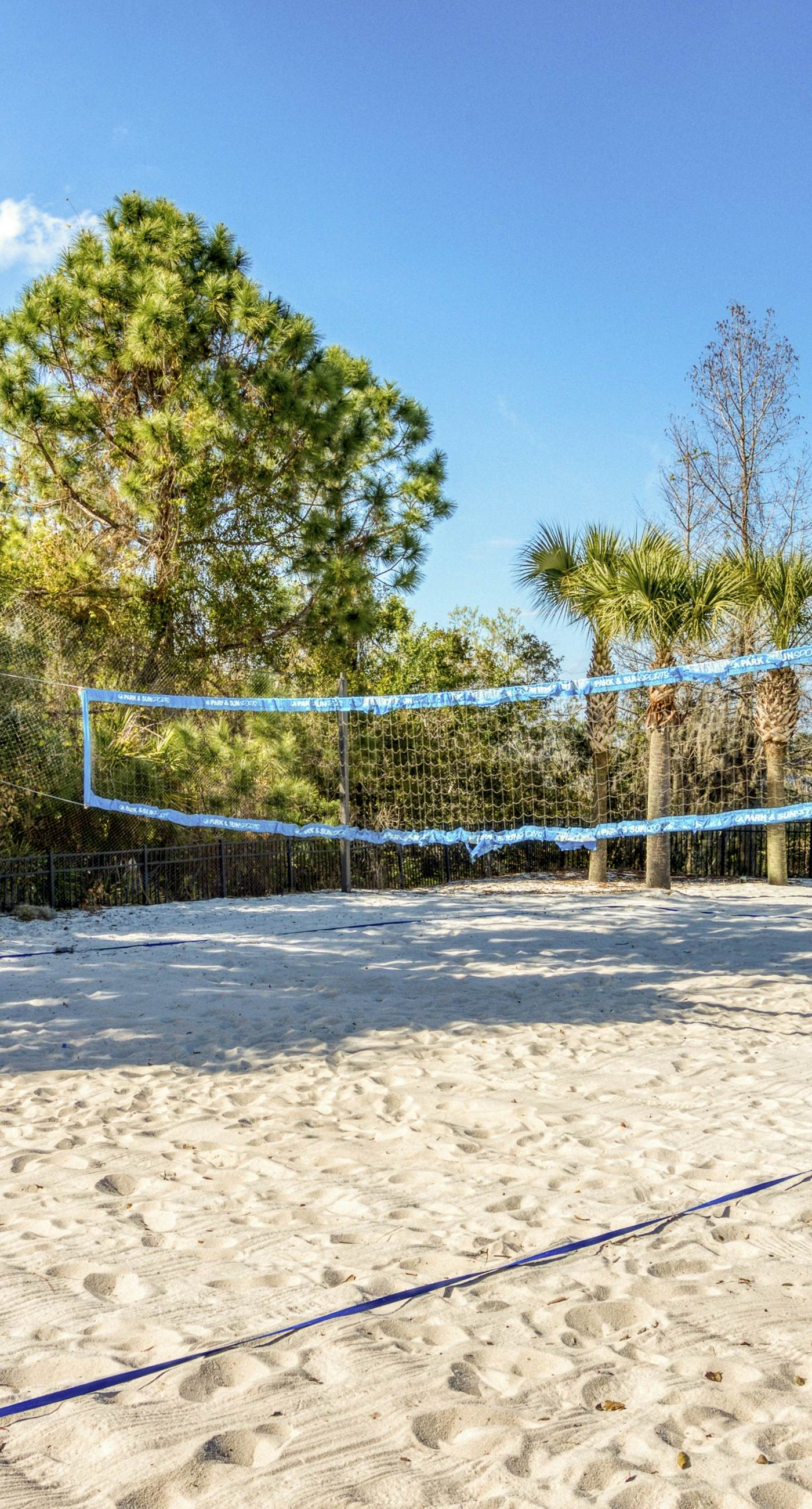 2nd floor condo w/ gym, near theme parks, shared pools, balcony, tennis court