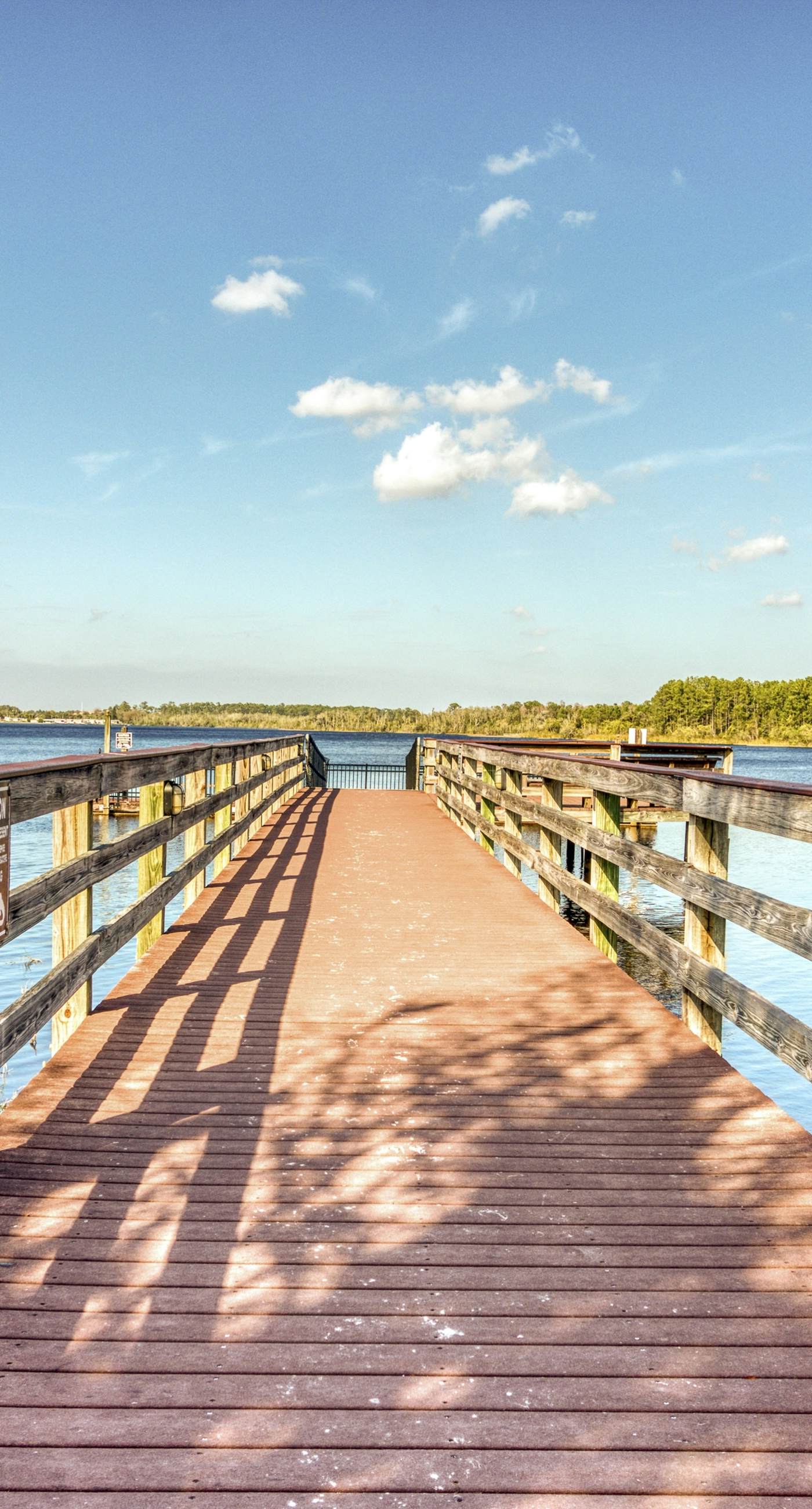 2nd floor condo w/ gym, near theme parks, shared pools, balcony, tennis court