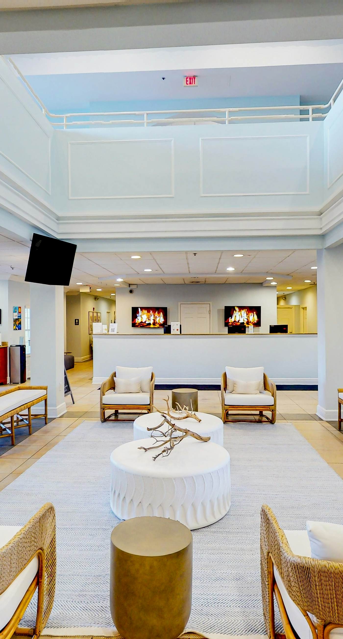 2nd floor condo w/ gym, near theme parks, shared pools, balcony, tennis court