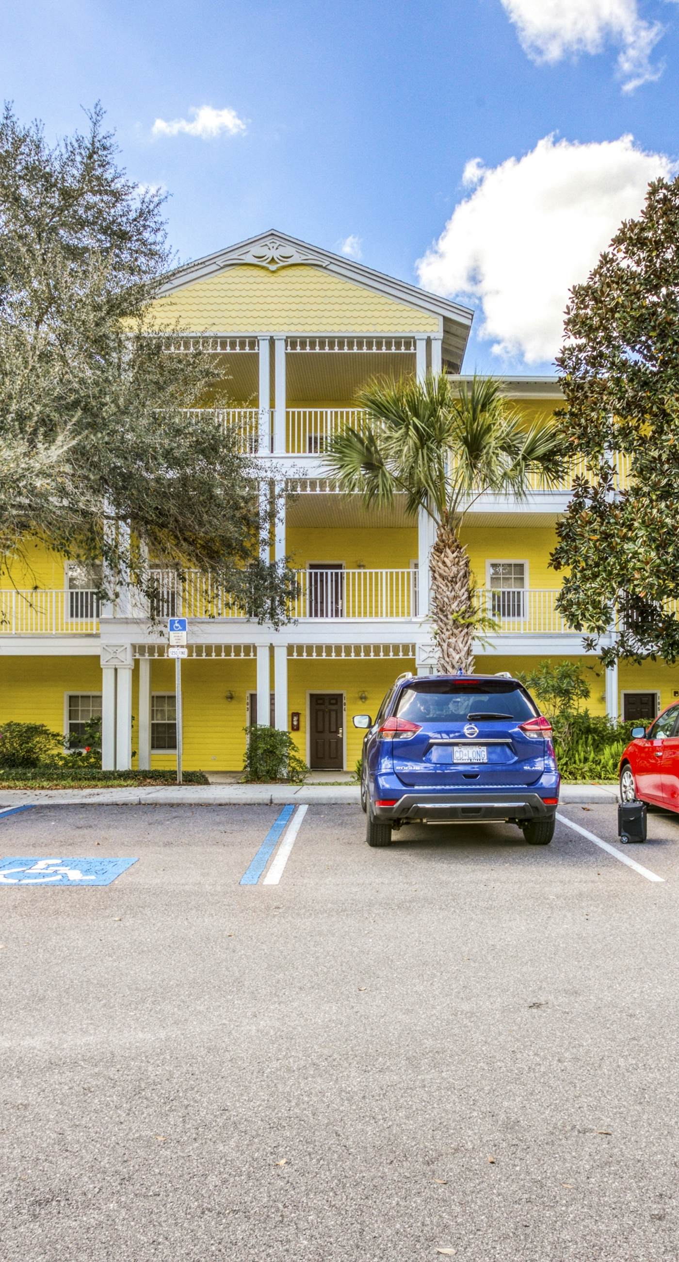 2nd floor condo w/ gym, near theme parks, shared pools, balcony, tennis court