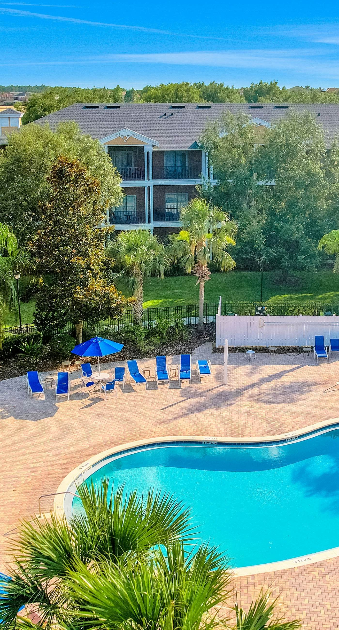 2nd floor condo w/ gym, near theme parks, shared pools, balcony, tennis court