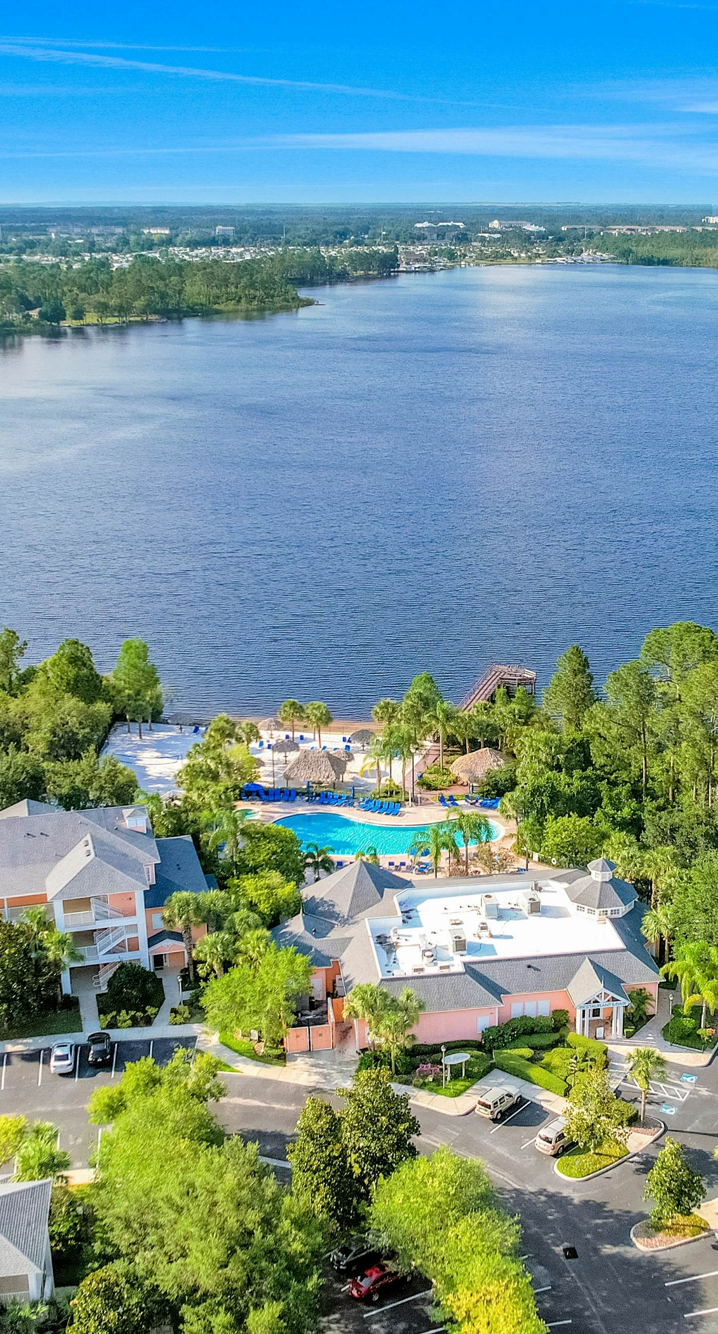 2nd floor condo w/ gym, near theme parks, shared pools, balcony, tennis court